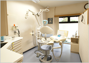 インプラント治療は、虫歯や歯周病、事故などで歯を失った際に、噛む機能を回復する治療法です