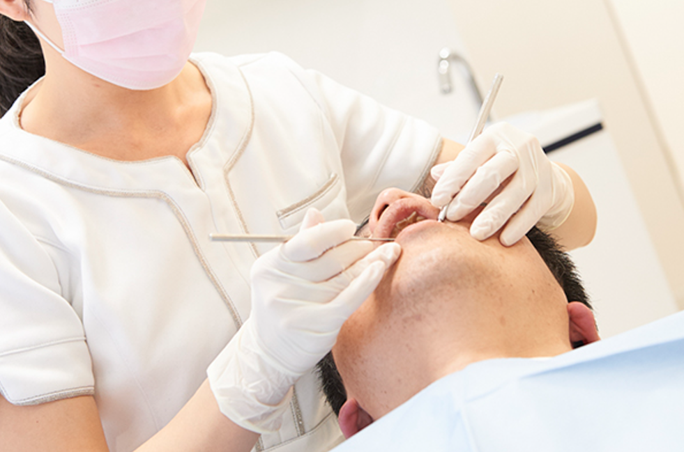 「健康な歯を生涯守り続ける」をモットーに、予防と治療の両面から患者様の口腔健康をサポート