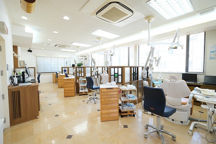 クリニック外観と院内の様子