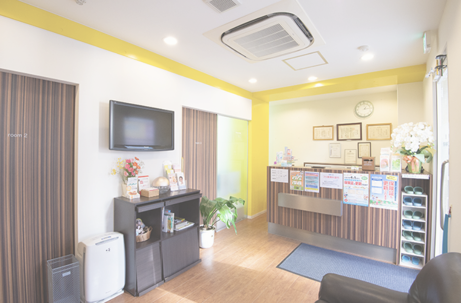 ①医院外観 ②③院内風景