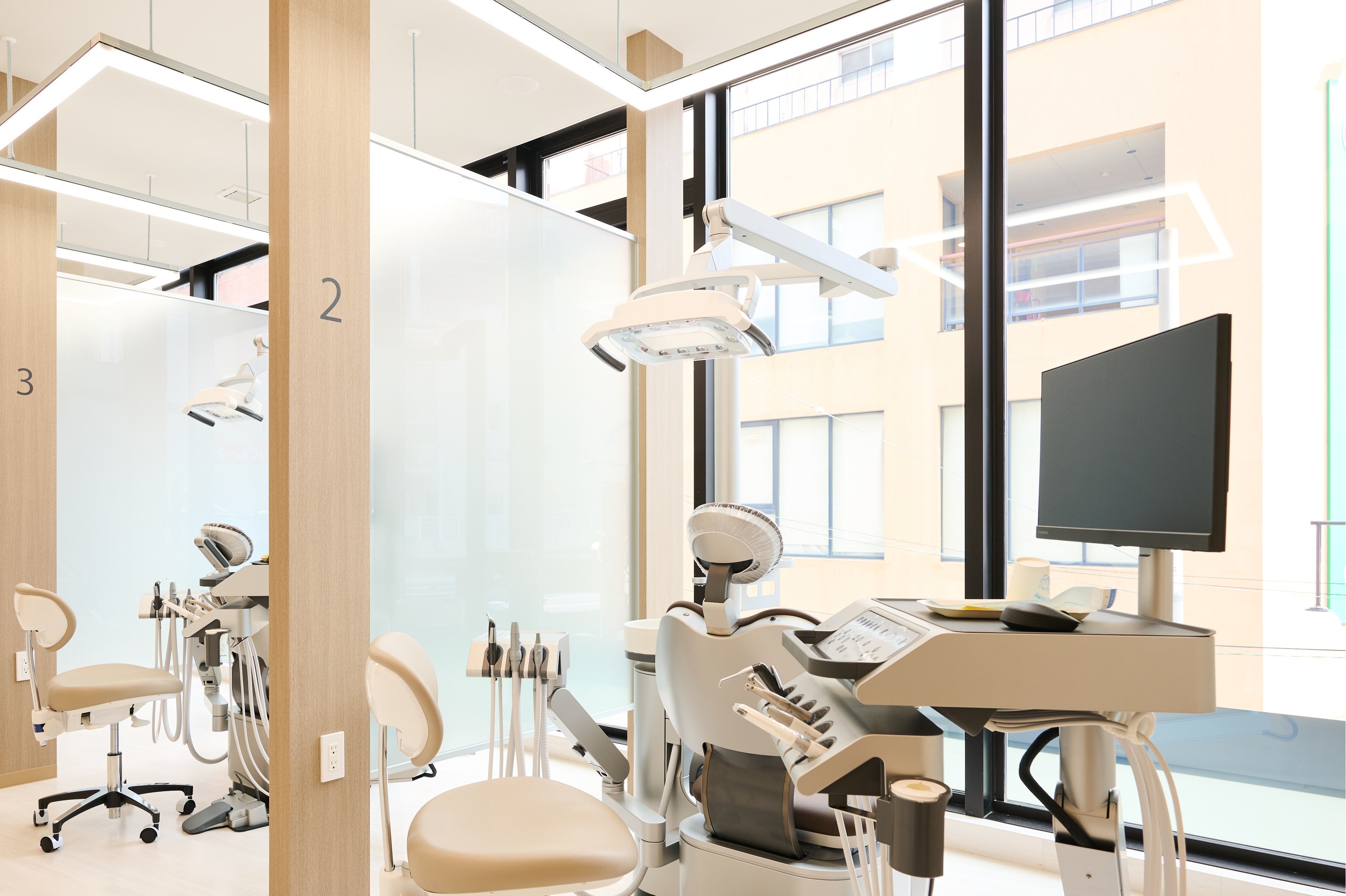 ①受付　②待合室　③診療室