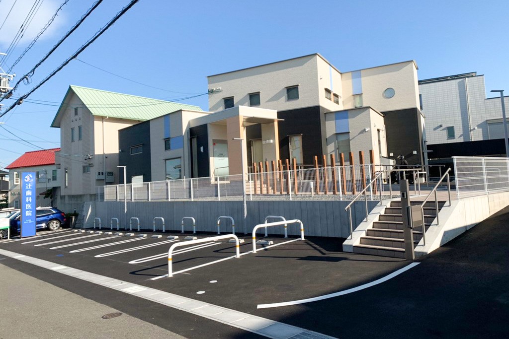 ①医院外観②受付/待合室③駐車場