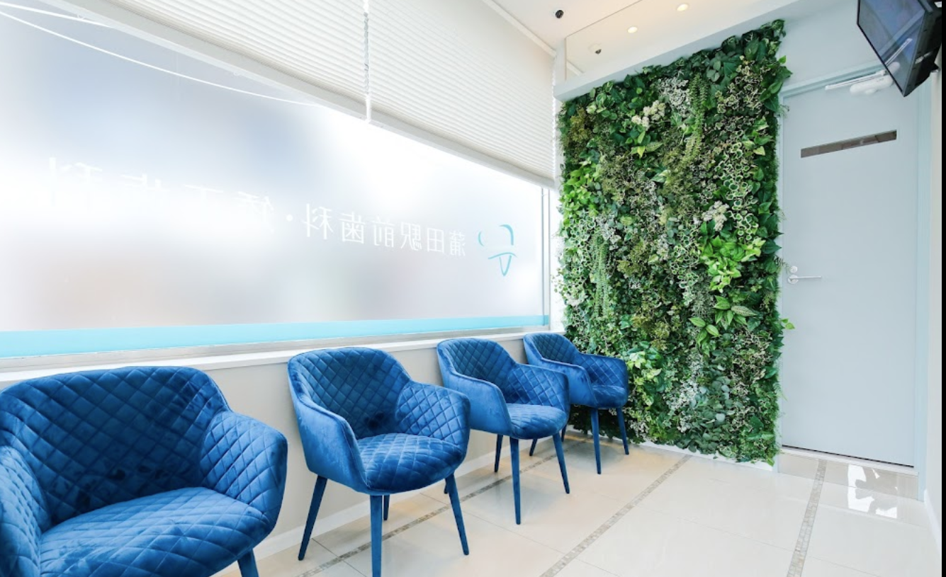 ①クリニック外観　②受付　③待合室