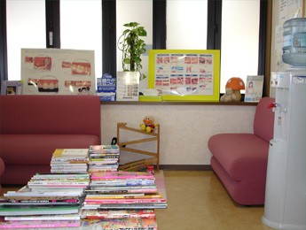 待合室では雑誌などを読みながらリラックスしてお待ちください