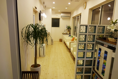 ①外観②待合室③受付