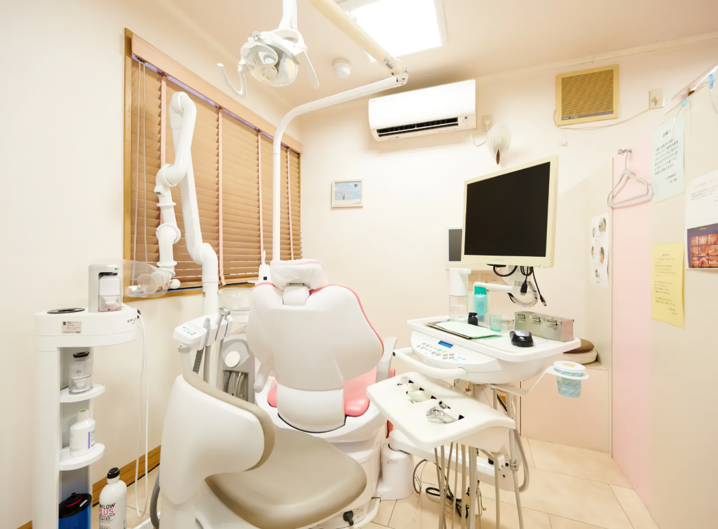 ①外観②受付③診療スペース