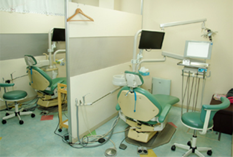 ①クリニック外観②受付③診療室