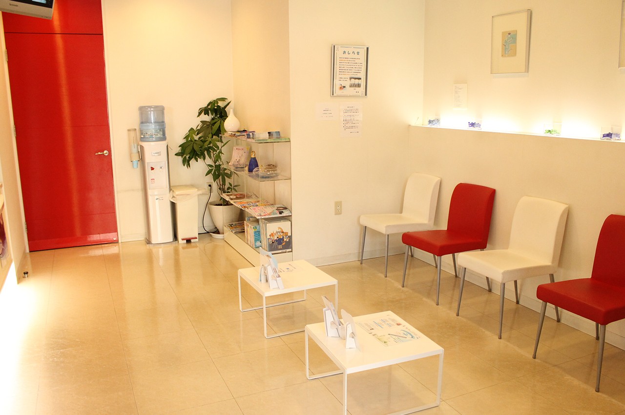 ①外観②待合室③診療室