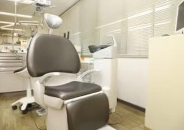 ①クリニック外観　②待合室　③診療室