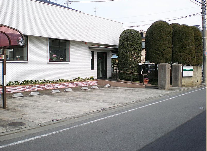 ①クリニック外観　②受付　③待合室