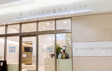 ①クリニック外観②受付③待合室