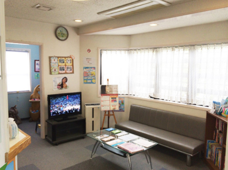 ①待合室　②院内　③キッズスペース