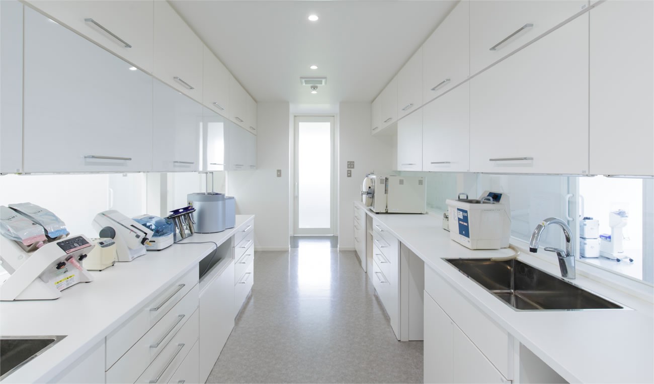 治療に使われる器具を滅菌する滅菌室です