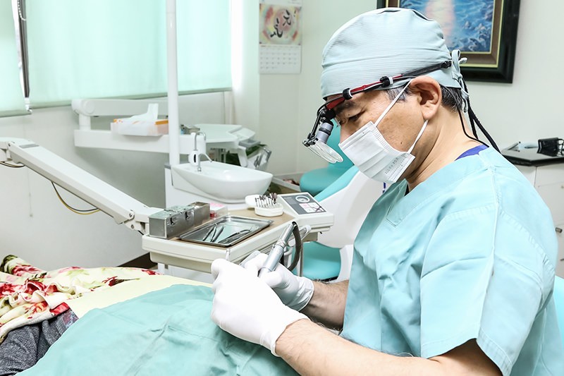 術前のシミュレーションから術後の確認まで丁寧に行い、患者様が安心して治療に臨める環境づくりを大切にしています。