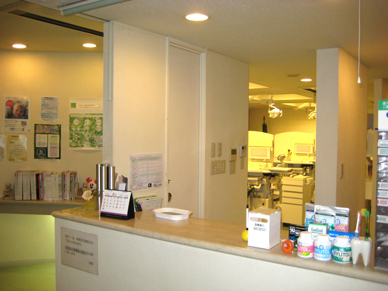 ①クリニック外観②受付③待合室