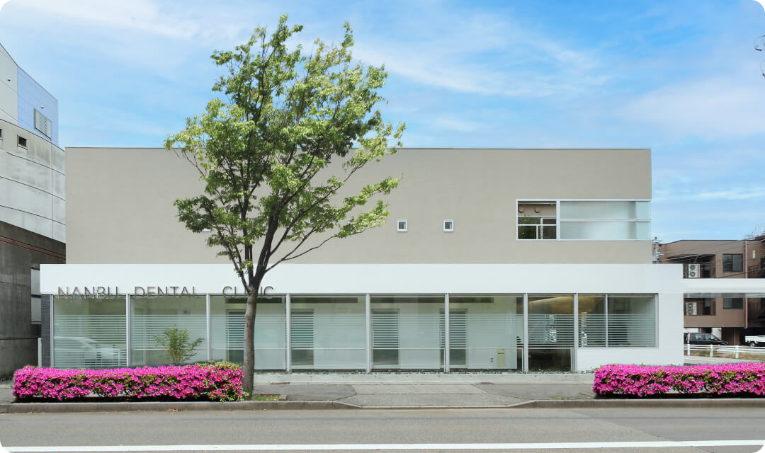 ①クリニック外観②駐車場完備③待合室