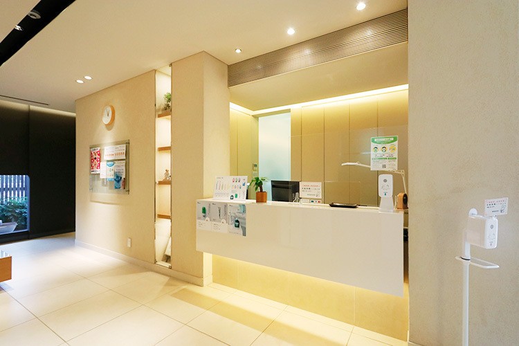①医院外観②受付③待合室