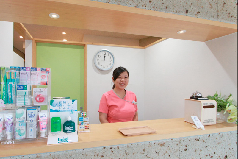 ①クリニック外観②受付③待合室