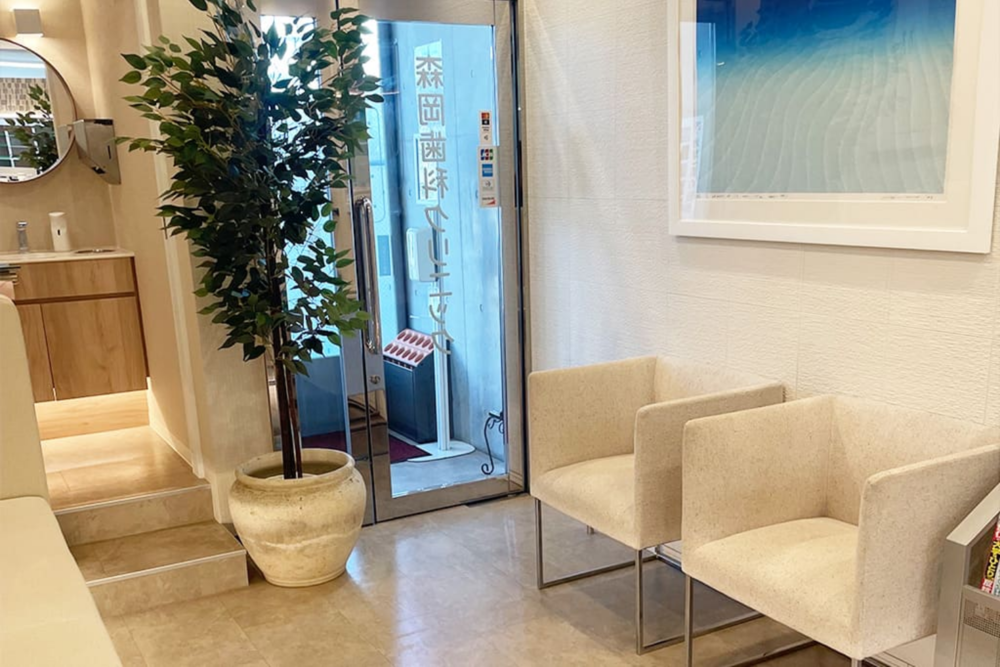 ①受付②待合室③大型モニター