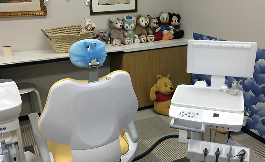 ①クリニック外観②待合室③診療チェア