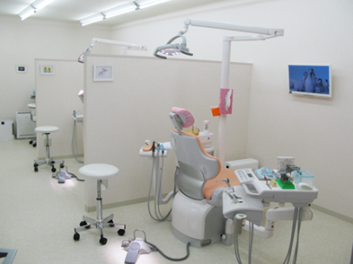 ①受付②診療室③キッズスペース