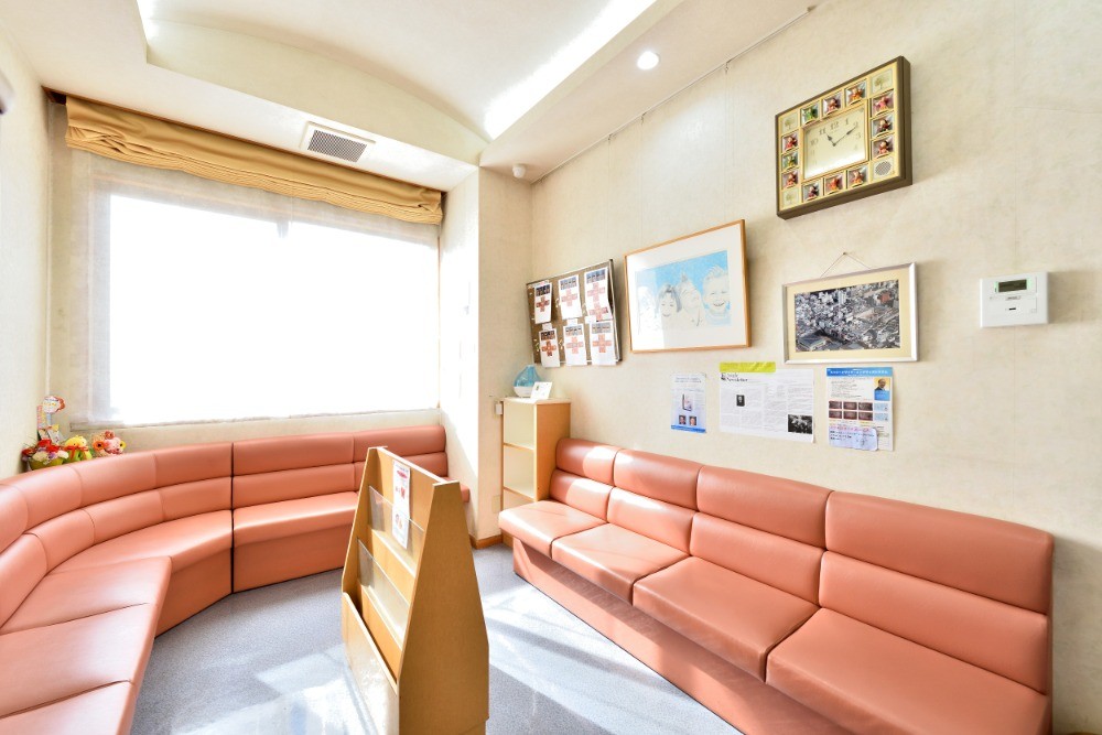 ①医院外観　②受付　③待合室