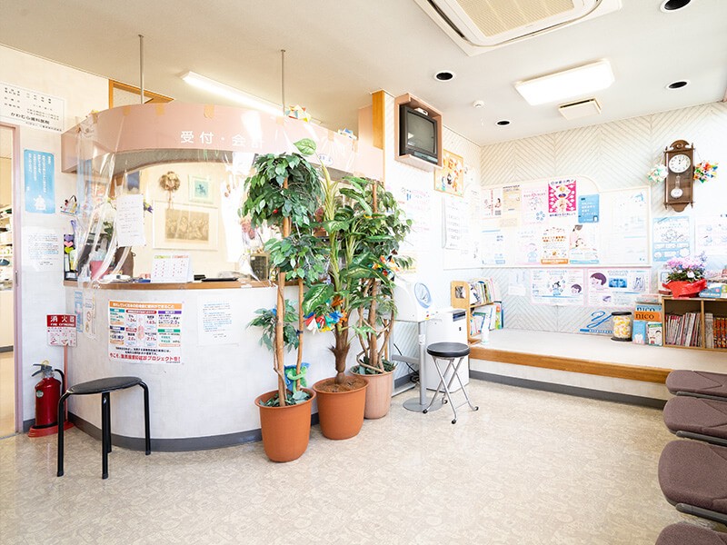 ①医院外観②受付③待合室