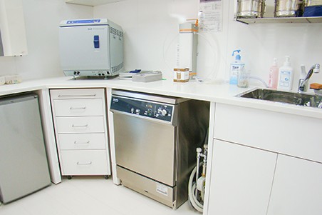 治療器具は滅菌室で徹底的に管理