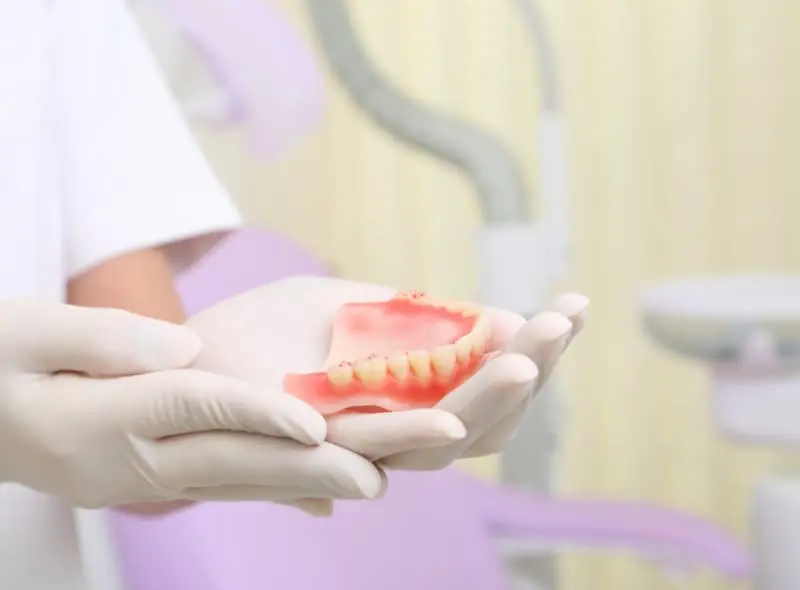 噛める喜びと見た目の自然さを両立する入れ歯治療