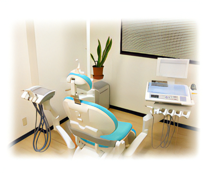 ①クリニック外観②待合室③診察スペース