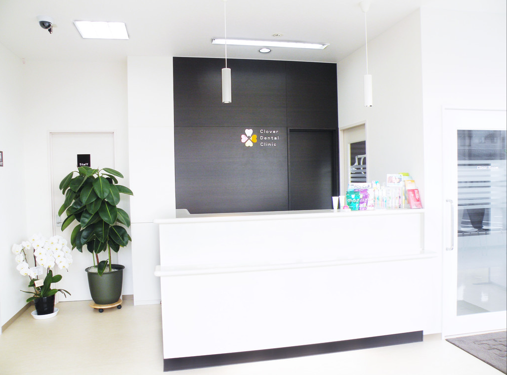 ①クリニック外観　②受付　③清潔感のある院内