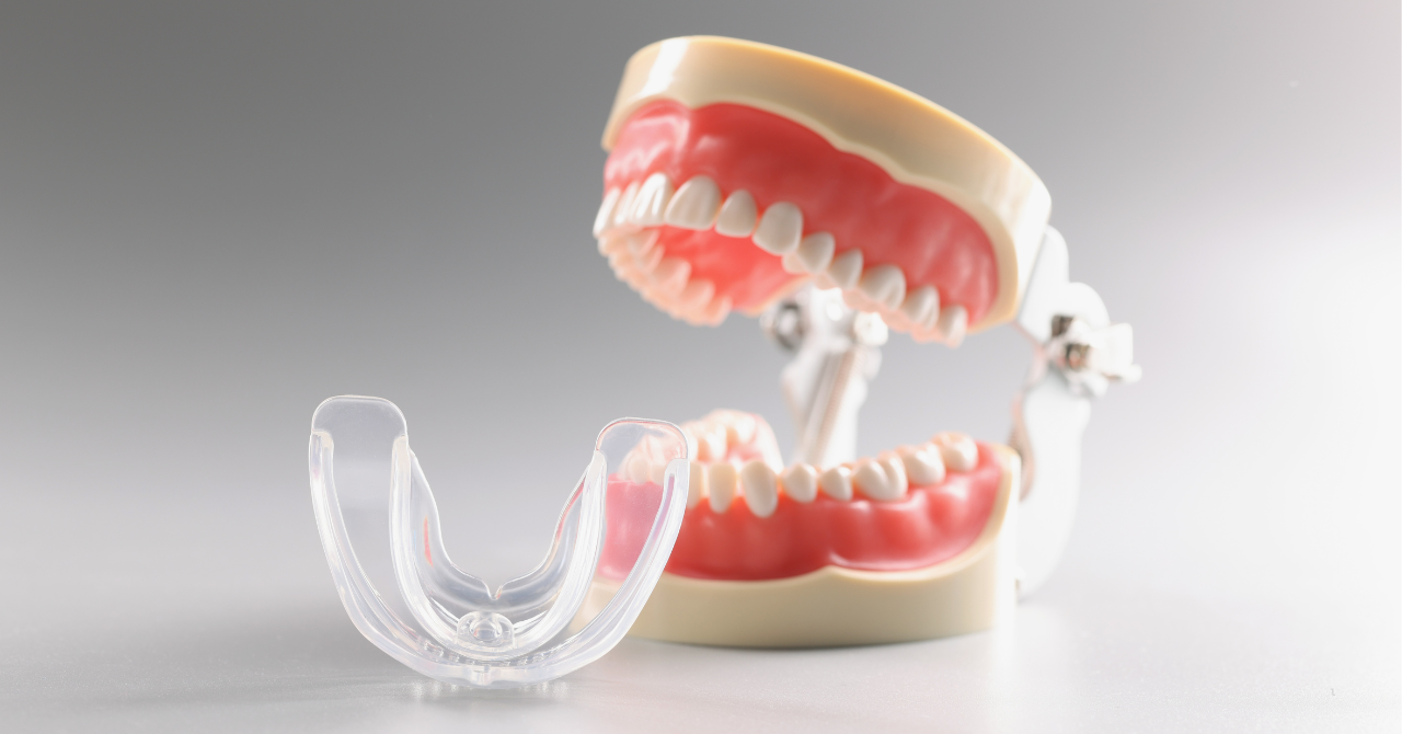 睡眠中の歯ぎしりや食いしばり、スポーツ時の衝撃から歯を守るために、マウスピースを用いた治療が行われています