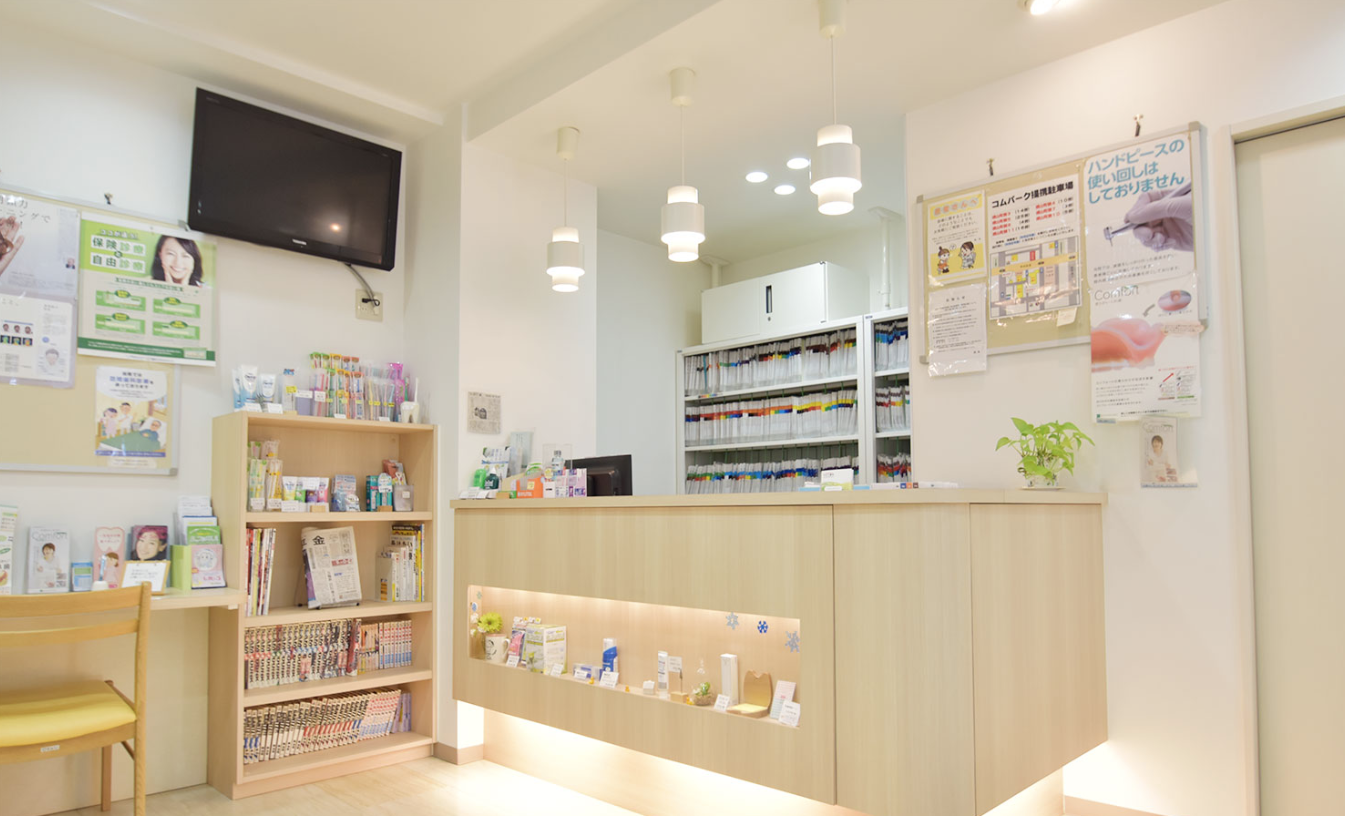 ①クリニック外観　②受付　③待合室