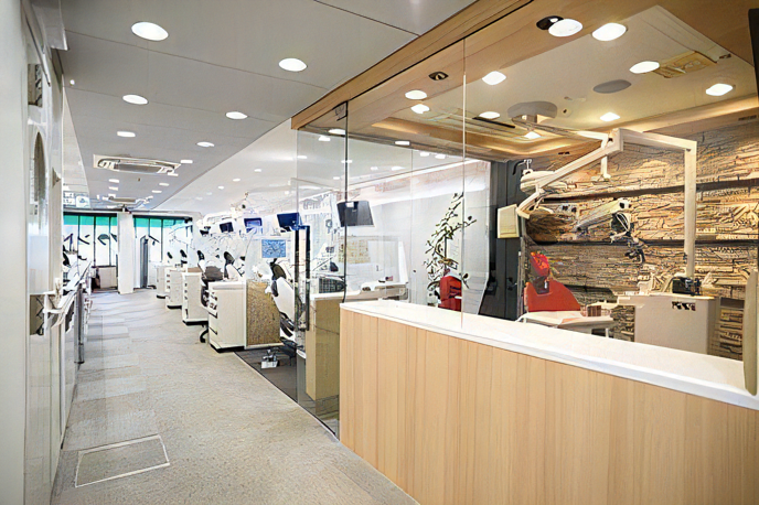 ①院内風景②治療風景③受付