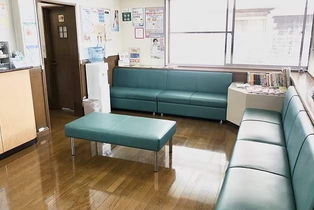 ①外観②待合室③受付