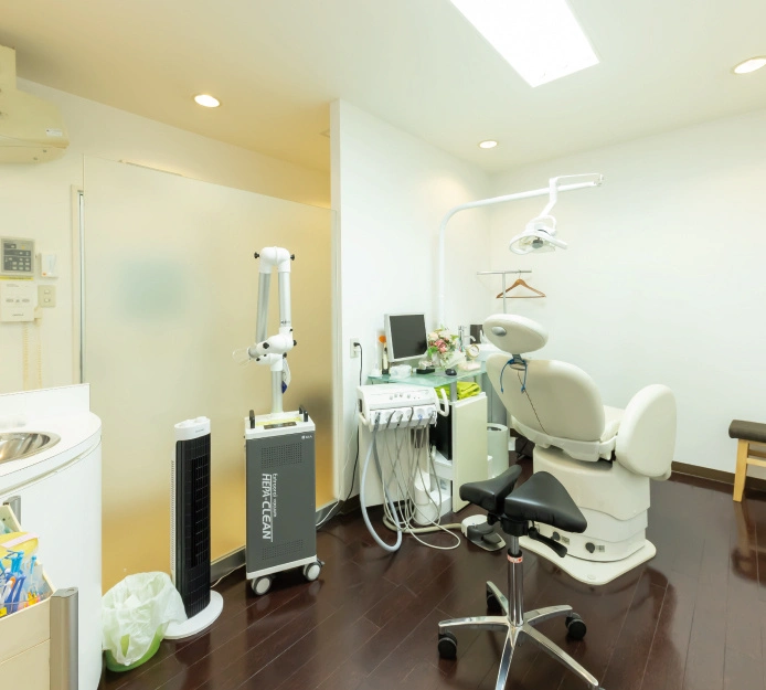 ①医院外観 ②受付・待合室 ③予防コーナー