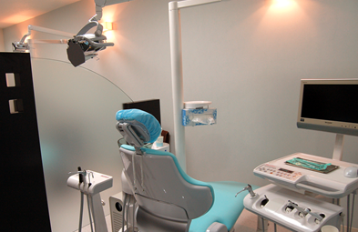 ①クリニック外観　②待合室　③診療室