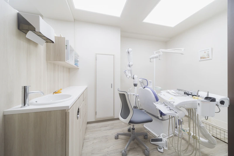 ①診療の様子②診療室③待合室