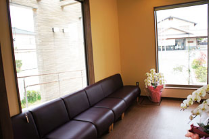 ①クリニック外観②待合室③診療室