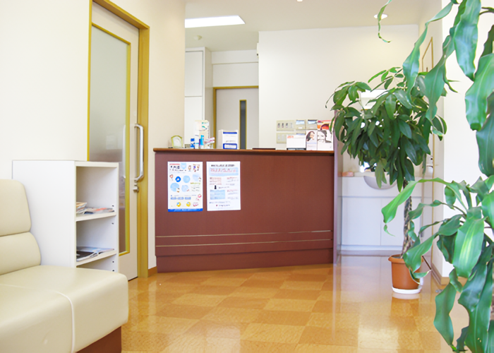 ①医院入口 ②外観 ③受付