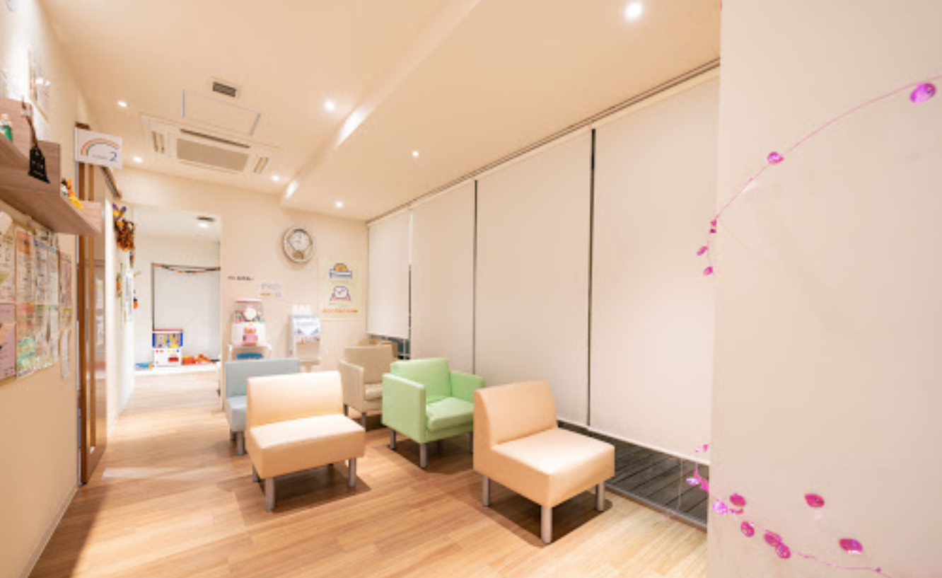 ①クリニック外観　②待合室　③キッズスペース