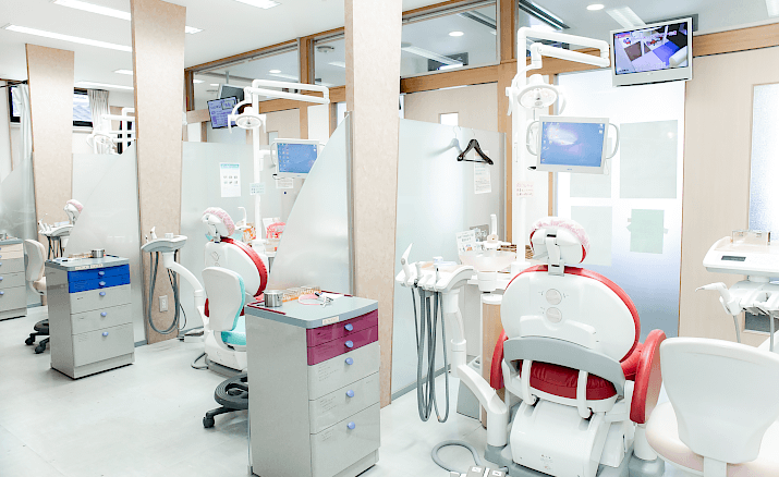 ①クリニック外観②診療ルーム③精鋭スタッフ