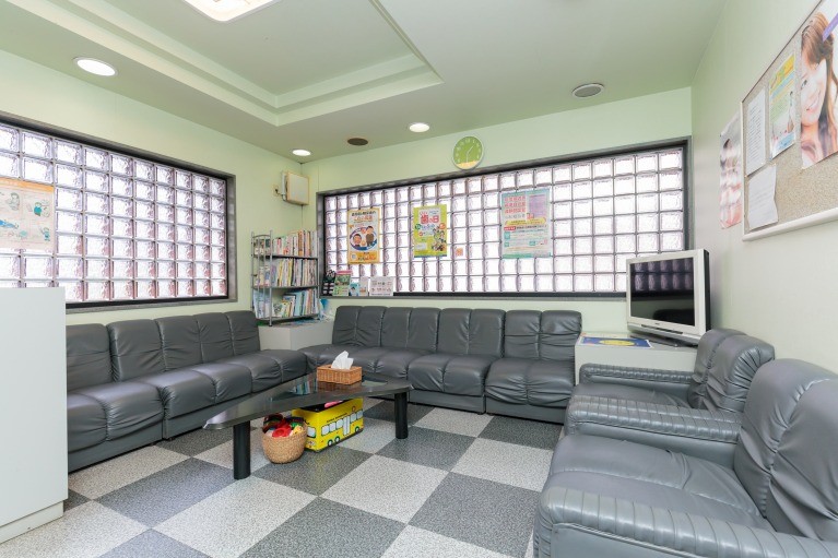 ①クリニック外観　②受付　③待合室