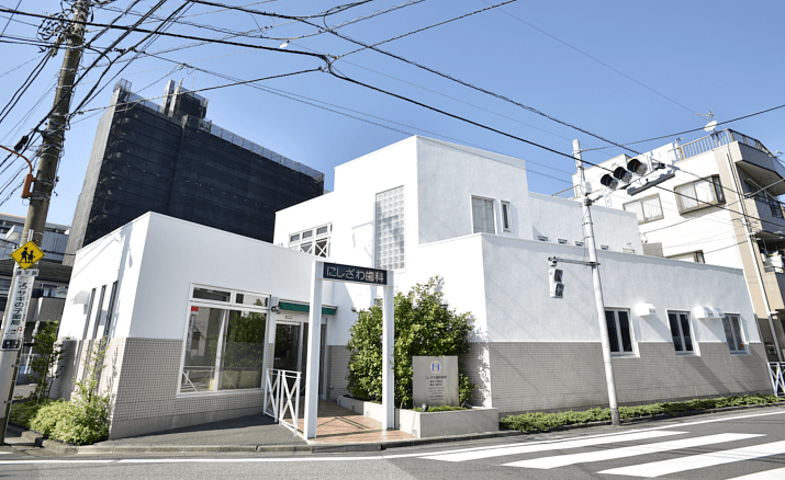 ①にしざわ歯科医院はチームワークを大切にしています
②広々として清潔感のある治療室
③にしざわ歯科医院外観　駐車場も完備