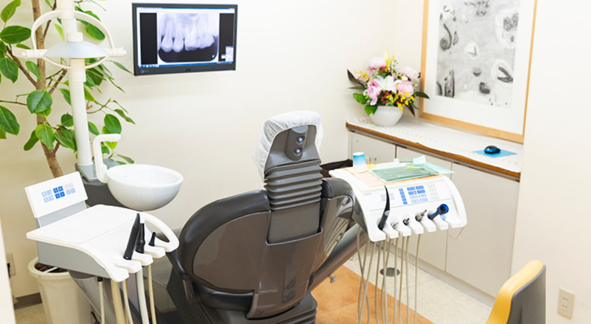 ①外観②待合室③診療室