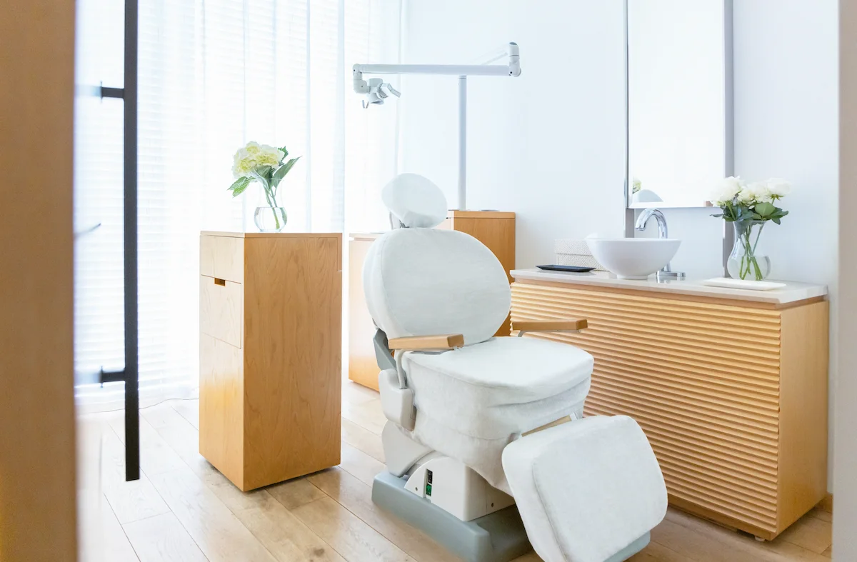 【東京メトロ銀座線・千代田線・半蔵門線 表参道駅 A3番出口より徒歩3分】高い専門性で白い歯を追求し、患者様に白い歯と極上の癒しを提供する「ホワイトエッセンス青山」