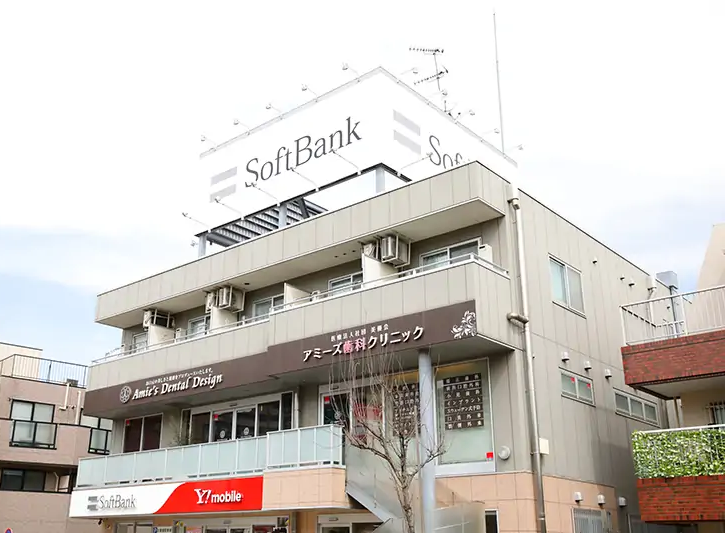 ①外観②待合室③診療室