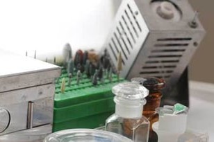 歯科医院でのケアを通じて、初期段階の虫歯のうちにリスクを見つけることを重視しています