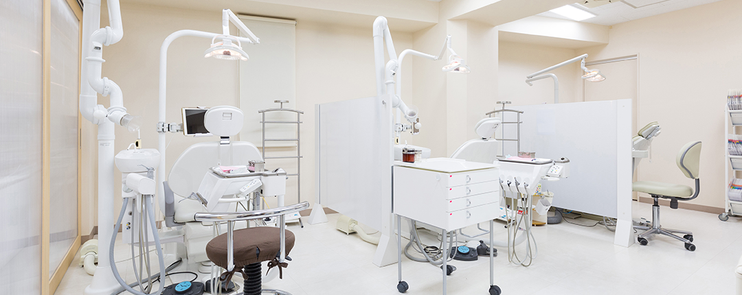 ①歯科医院入口②待合スペース③診療室