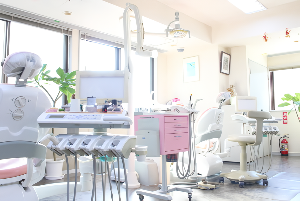 ①外観②受付③診療スペース